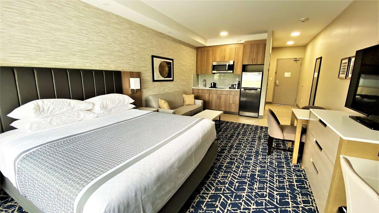 Best Western Premier Route 97 Vernon Exterior photo